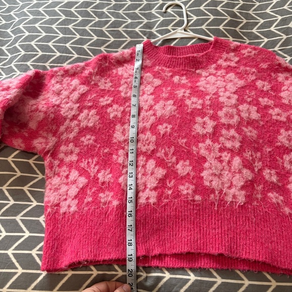 Floral Jacquard Sweater Pink Floral Print Size Medium Cropped Fit lightweight - Picture 9 of 9
